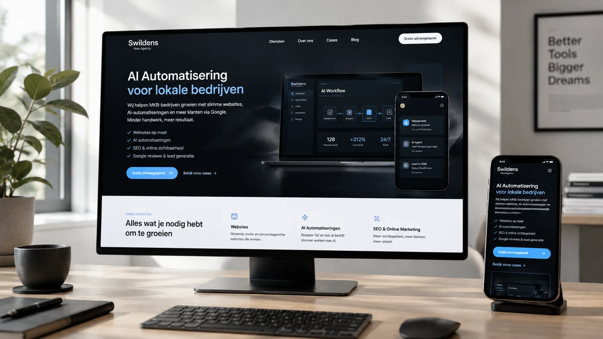 Een website op een monitor en twee telefoons, met dezelfde opbouw op elk scherm.