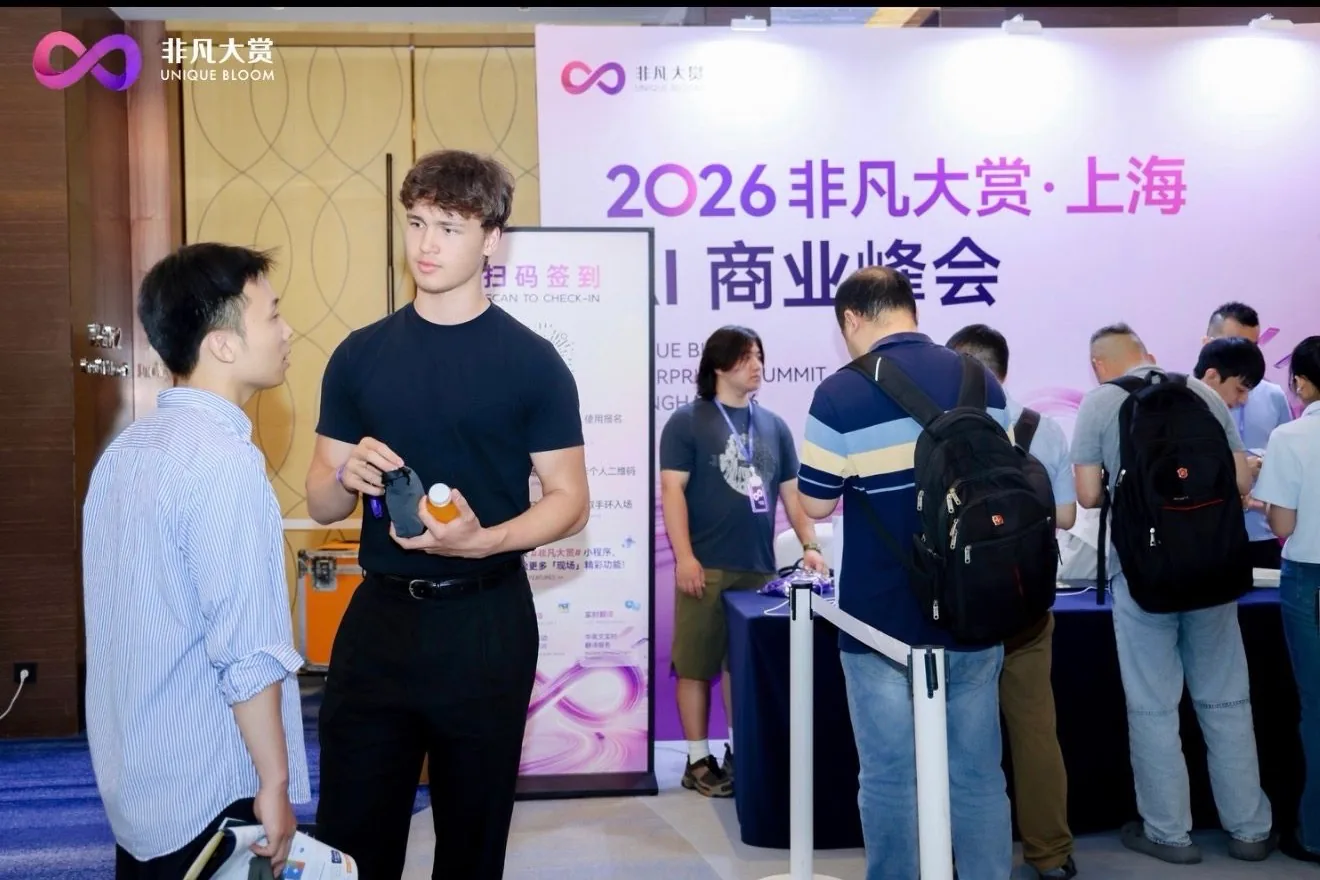 Sinyo in gesprek op de WAIC in Shanghai.