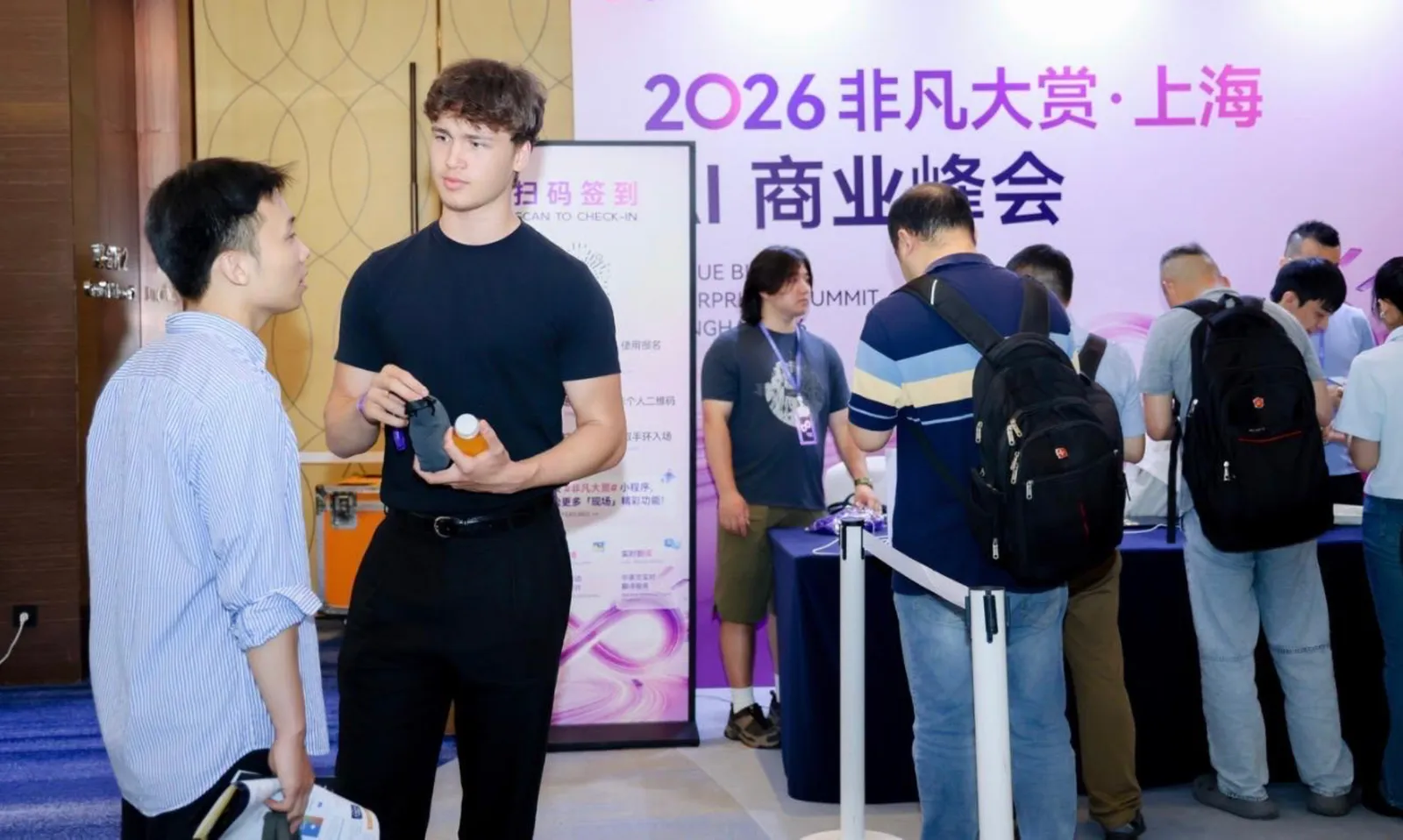 Sinyo in gesprek op de AI Business Summit in Shanghai, 2026.