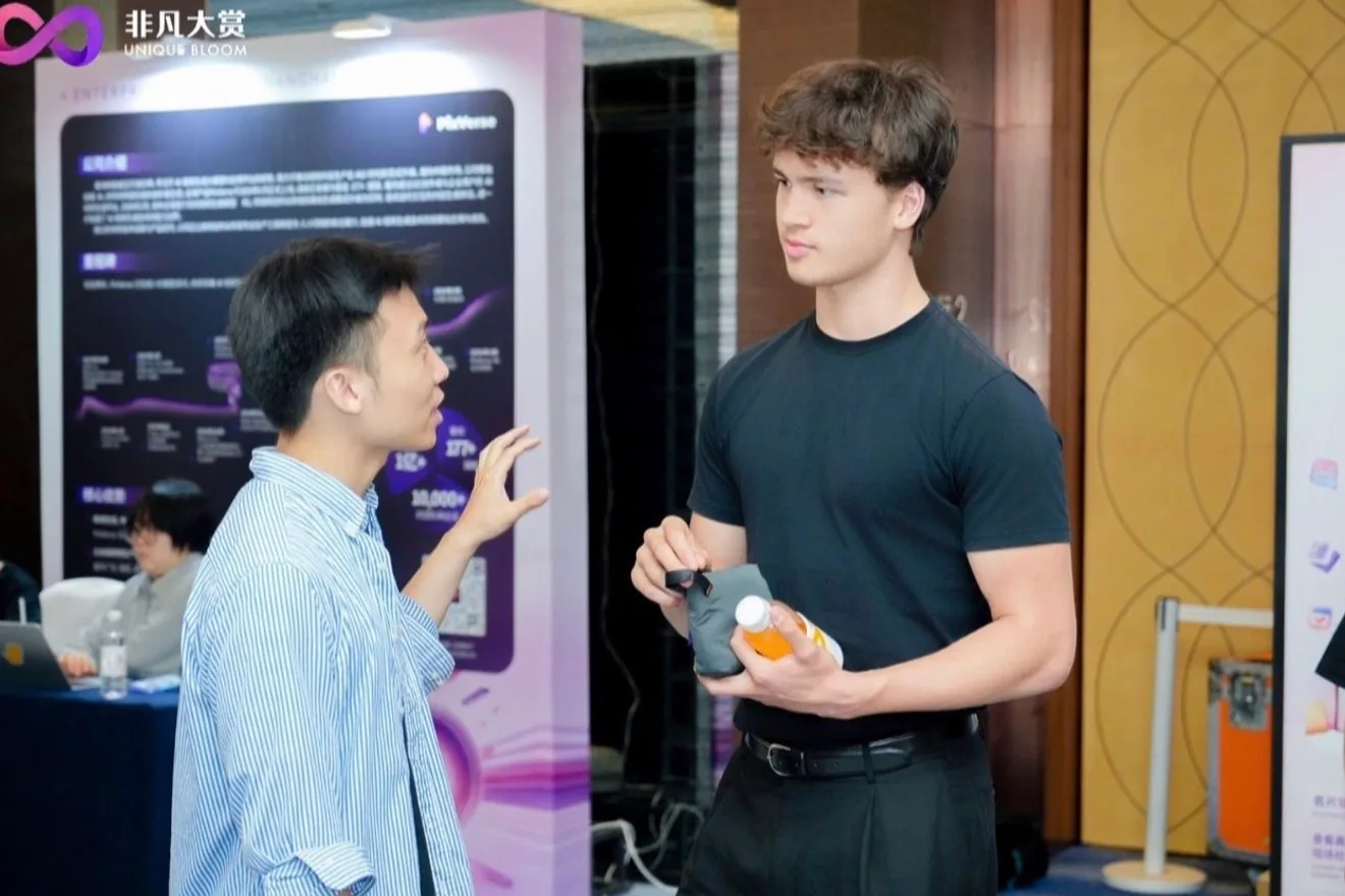 Sinyo in gesprek bij de PixVerse-stand op de WAIC.